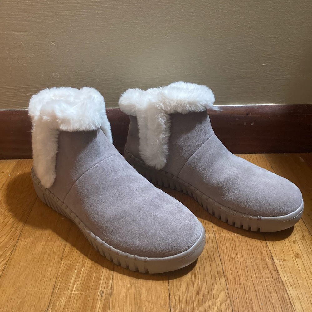 NEVER WORN taupe Skechers faux fur lined booties